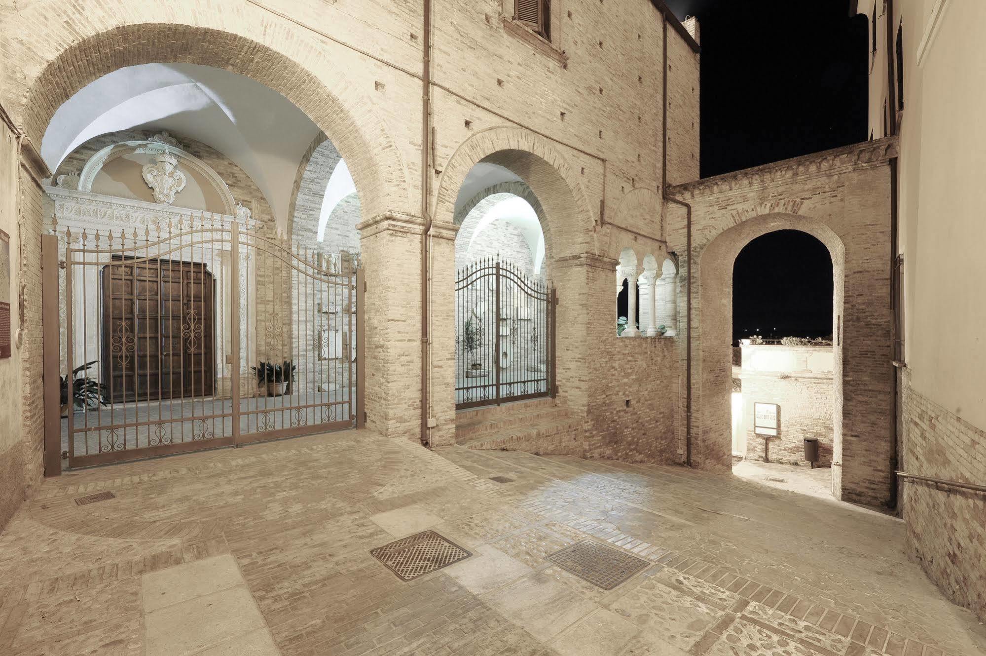 Castello Chiola Dimora Storica Hotel Loreto Aprutino Exterior photo